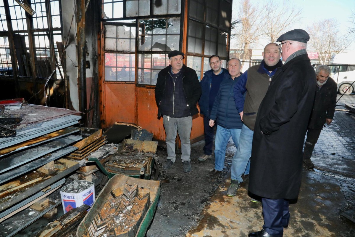 Başkan Kurt Teksan’da yanan fabrikayı ziyaret etti
